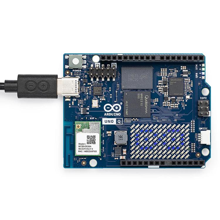 Arduino UNO Q 開發板全貌，已連接 USB-C 線